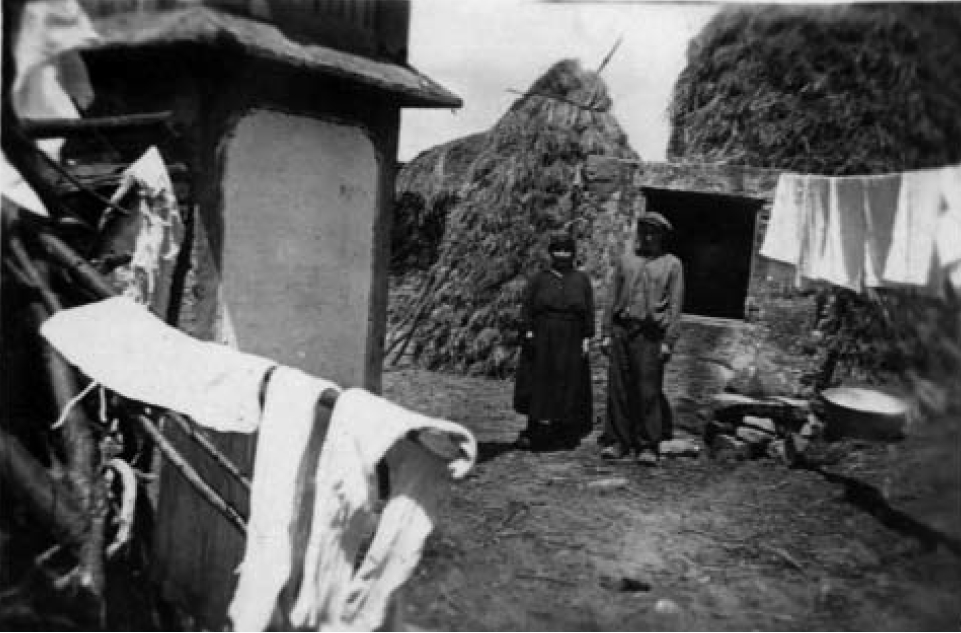 Foto 1. Vecinos de Esmelle, a principios del siglo pasado XX, en su vida agrícola, al pie de su cosecha de cereales