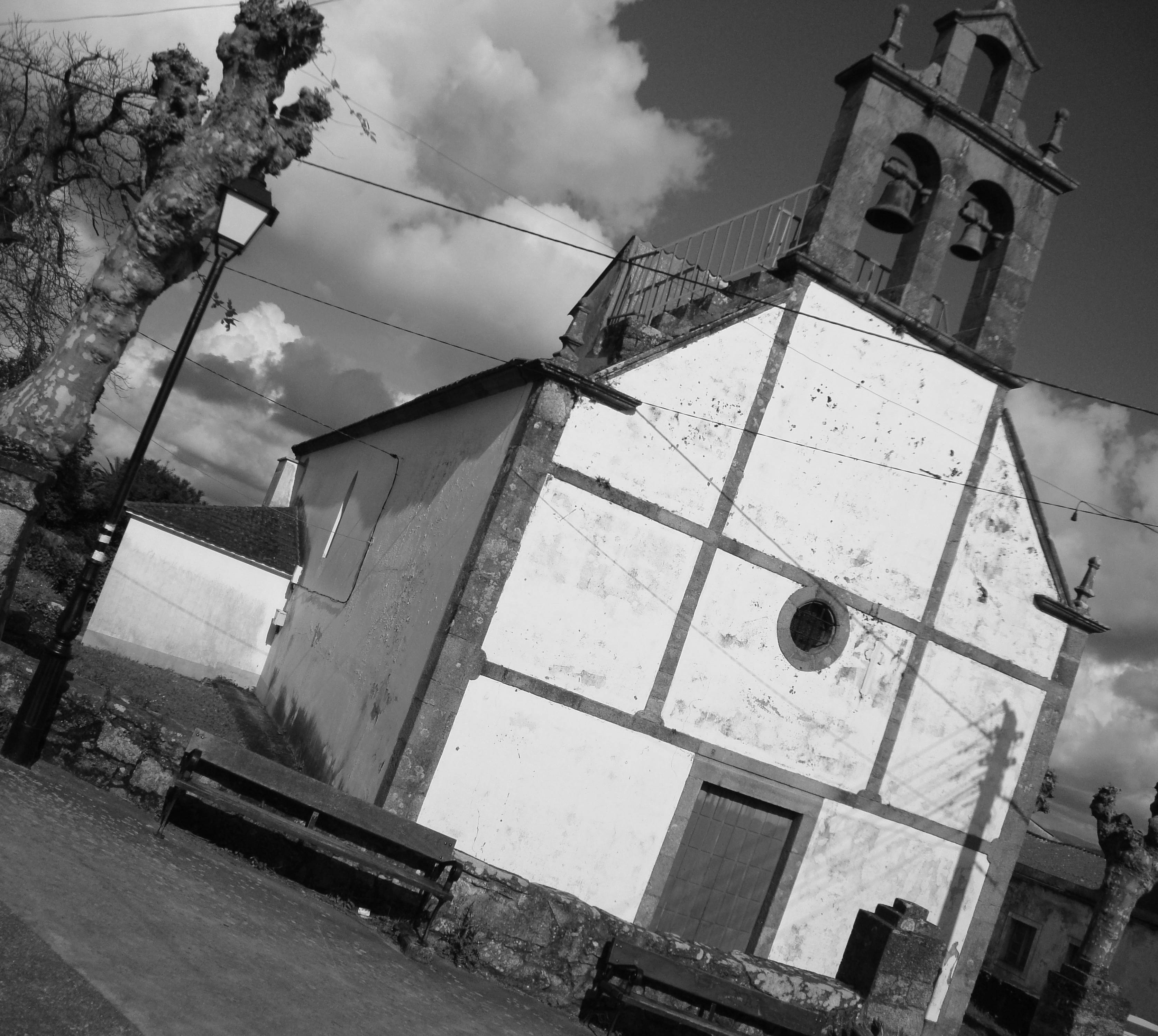 Foto 13. Fachada de la iglesia parroquial de San Pedro de Cervás