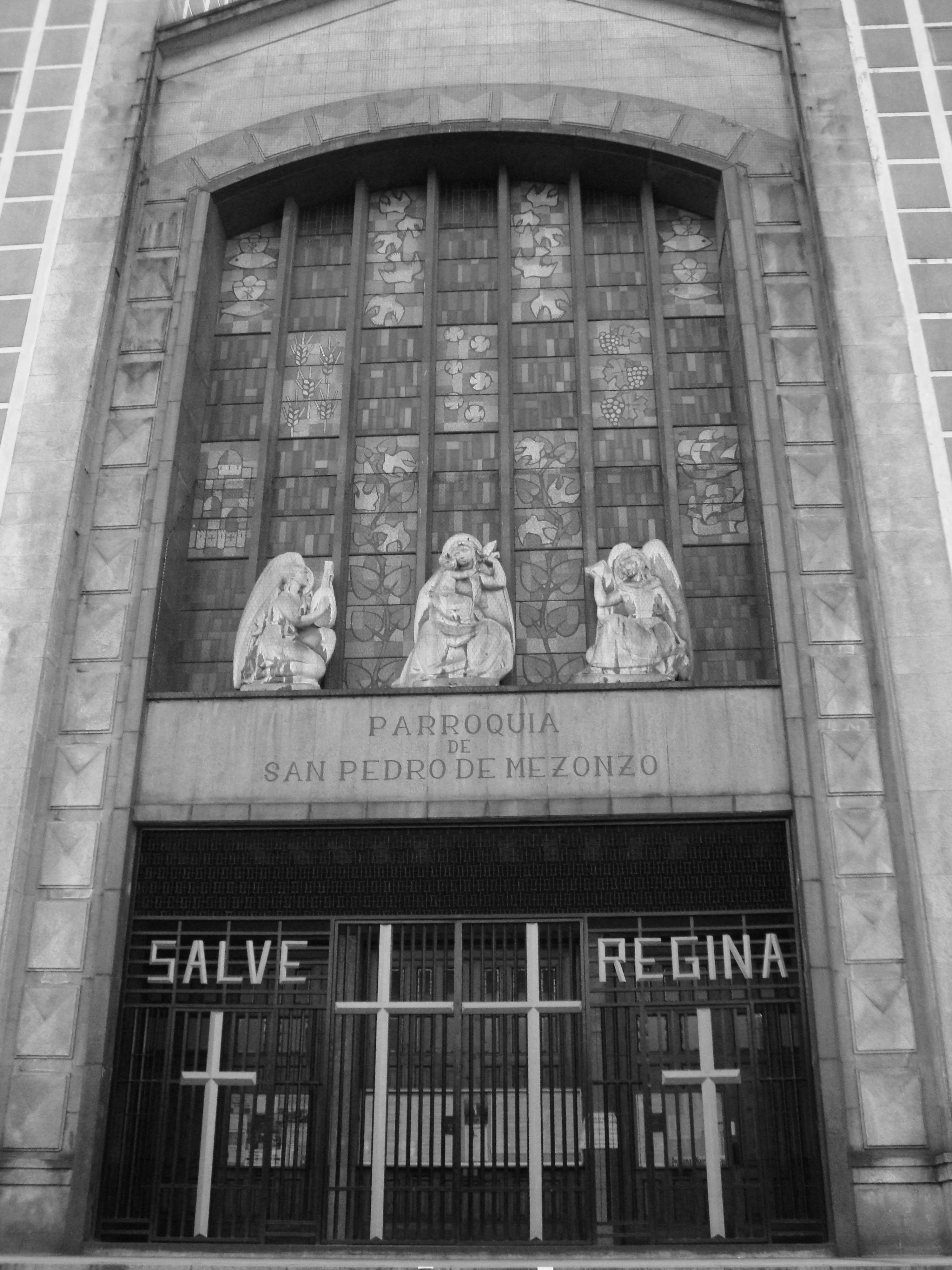 Foto 3. Detalle de la fachada de la parroquia de San Pedro de Mezonzo, A Coruña