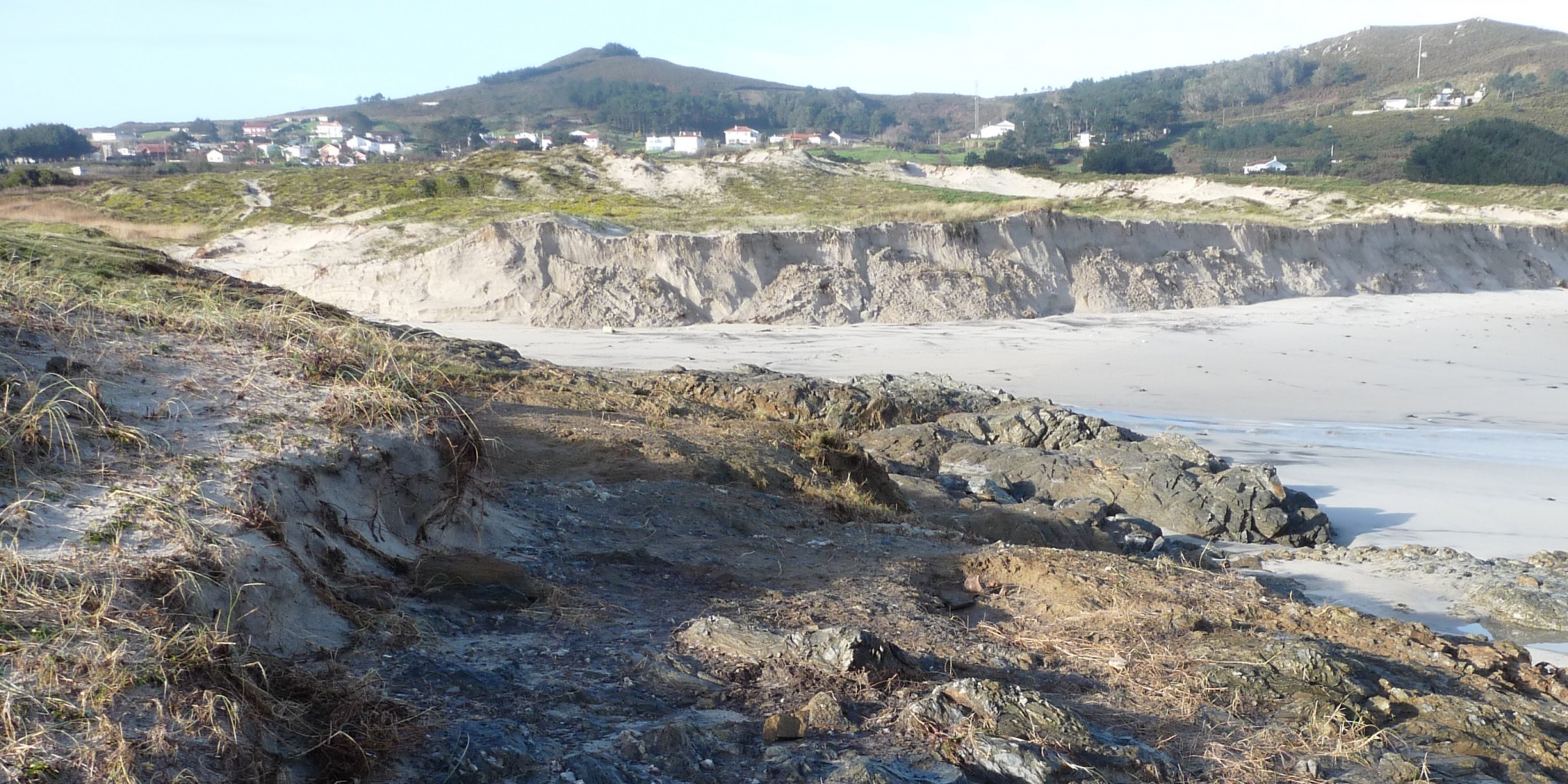 Foto 18: Fotos del lugar en el que apareció un enterramiento humano (Playa de Santa Comba)