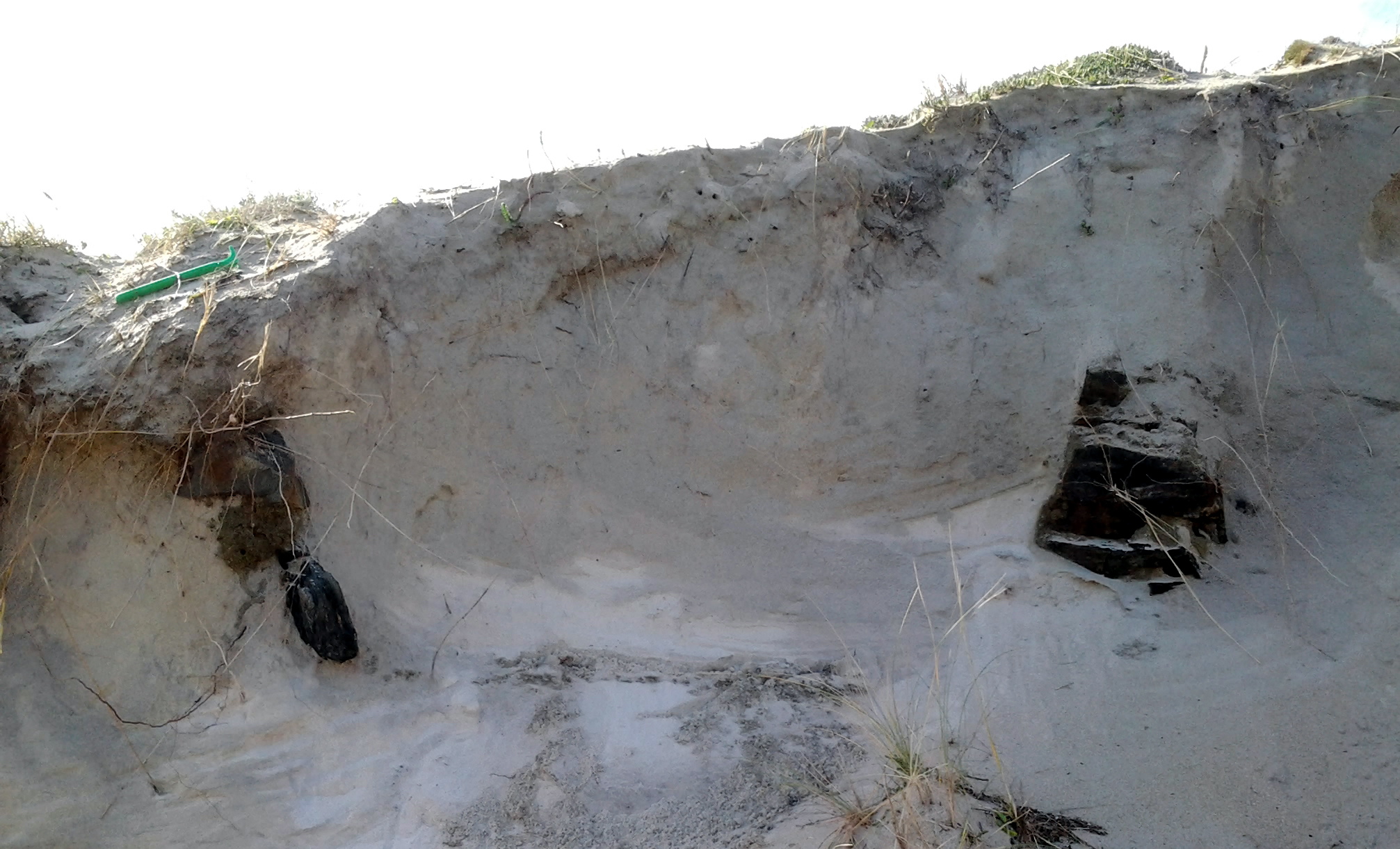 Foto 7 (abajo): También en enero de 2014, pude ver estos restos por primera vez. Puede apreciarse lo que pudiera ser un suelo de tierra. (Playa de Santa Comba)