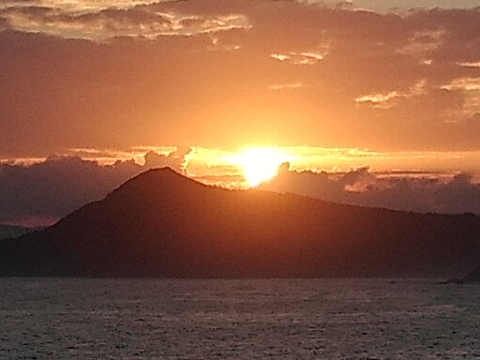 Figura 4 B. Saída do Sol no solsticio de verán o 23 de xuño do 2021 en monte Campelo. Cota da Vela (Meirás)