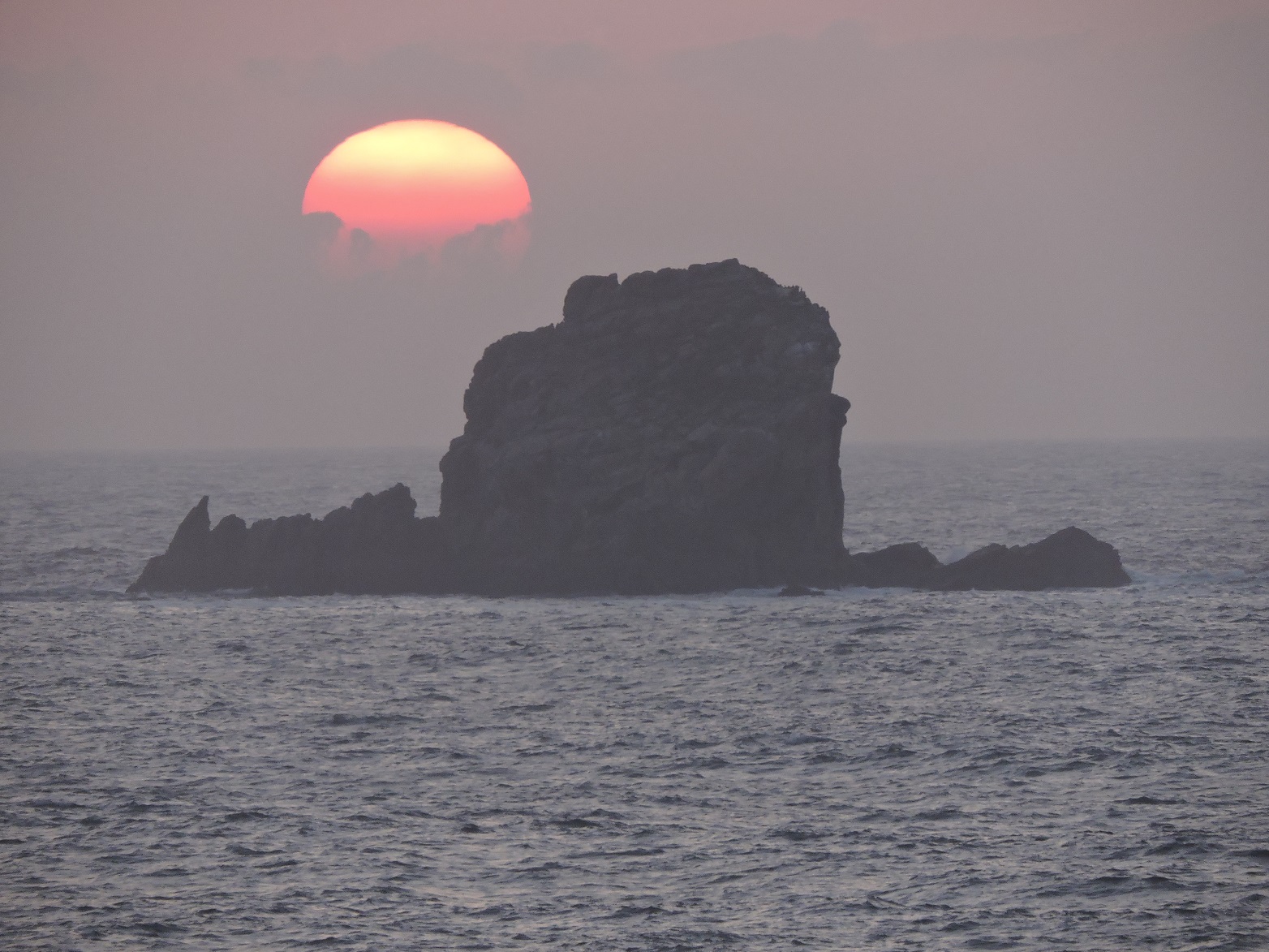 Figura 5 B. Posta do Sol no extremo de Cabo Prior (Os Cabalos - Cabalo Grande). Solsticio de verán o 22 de xuño do 2021 (Covas)